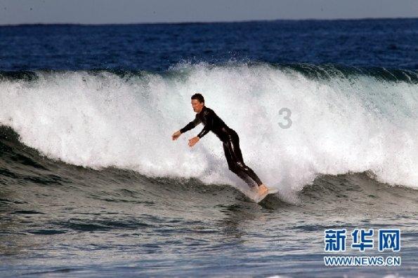 1岁宝宝在家里抓周，双手捧着它不放，奶奶看到后直接上手去抢