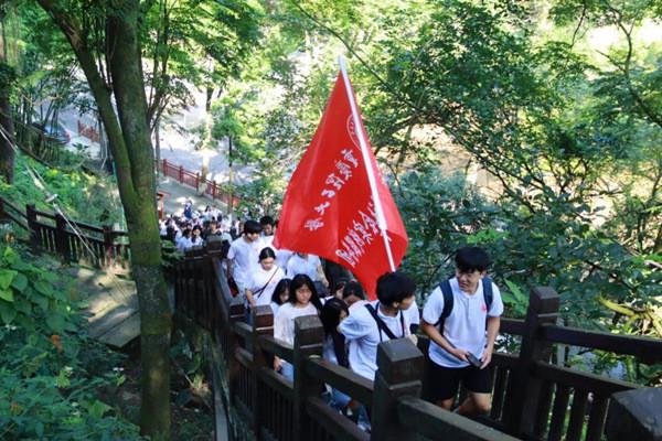 救援秀气的男孩