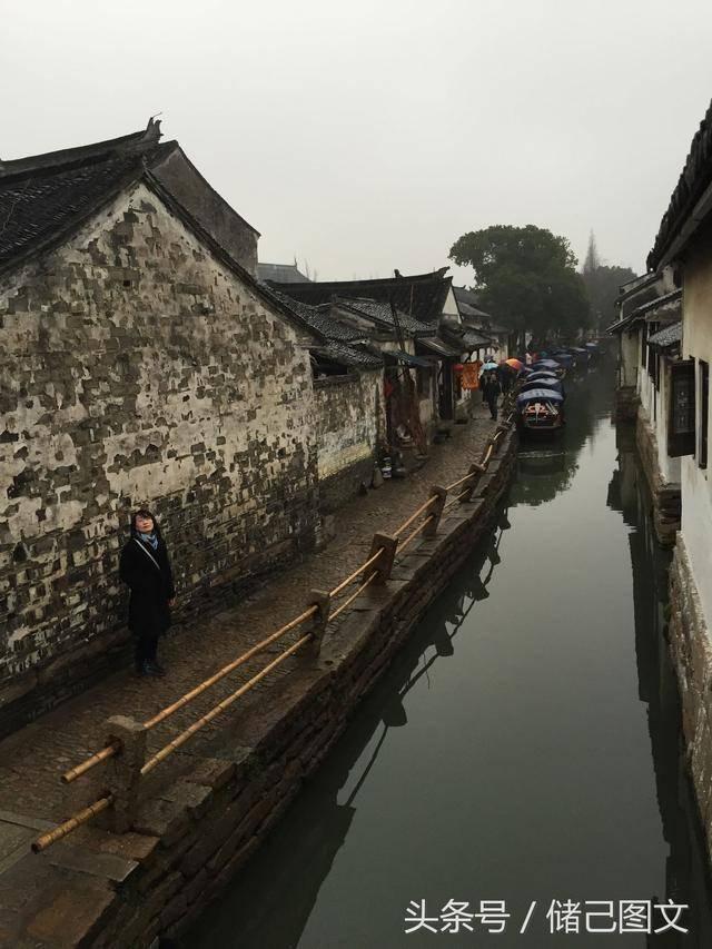 1月24日,江苏扬州,一大爷把奔驰车钥匙捡走,还回头故意按钥匙试探车辆,车主希望大爷能归还钥匙
